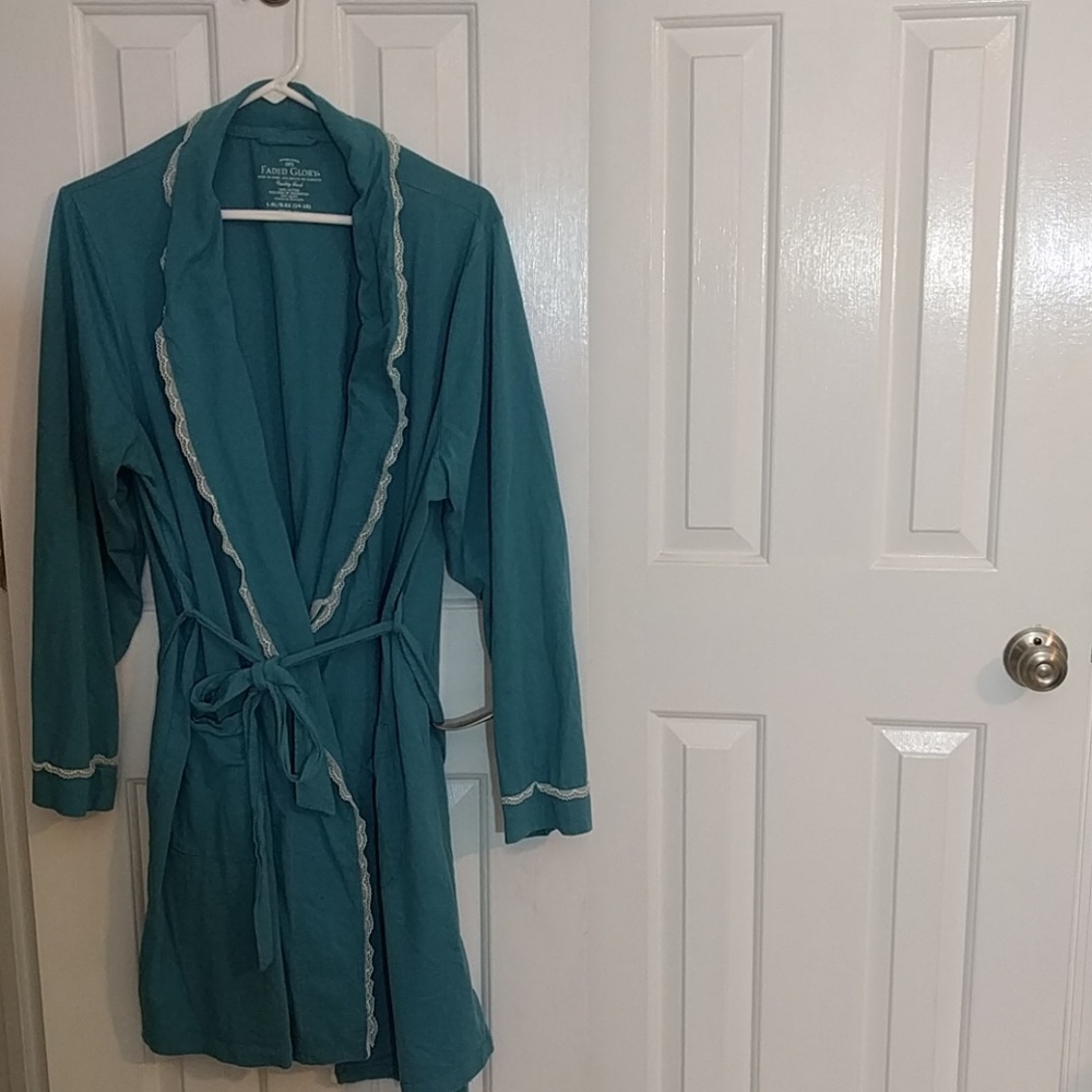 Lightweight robe with lace trim, GUC